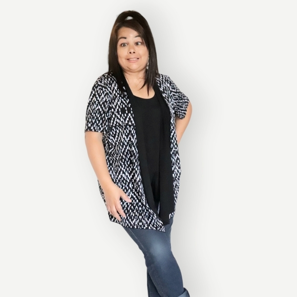 WOMENS L-XL BLACK & WHITE PATTERNED SHORT SLEEVE CARDIGAN WITH ATTACHED CAMI - Picture 3 of 7
